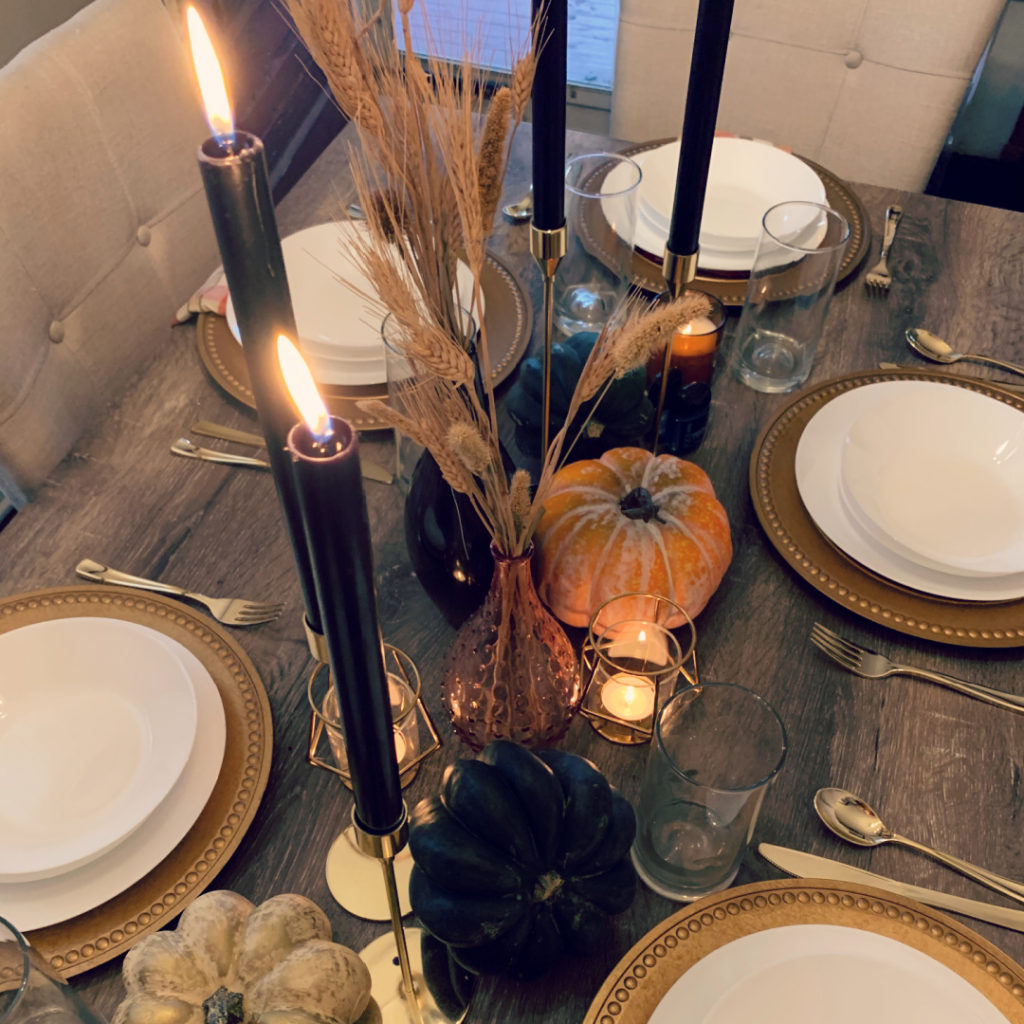friendsgiving table spread, tips for hosting friendsgiving, fall table spread, friendsgiving dining table set up
