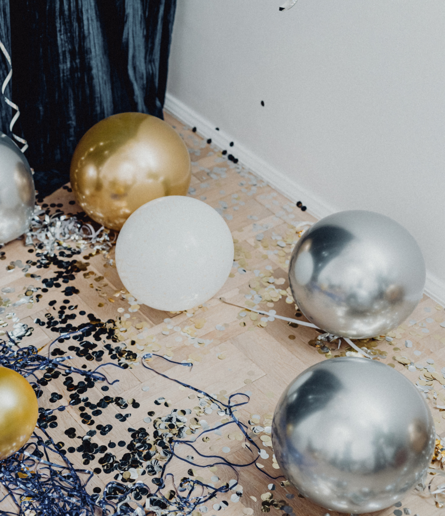 gold, white and silver balloons on the floor at a NYE celebration at home